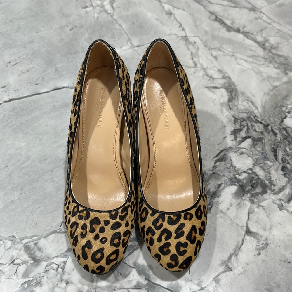 BANANA REPUBLIC ANIMAL PRINT WEDGE PUMP